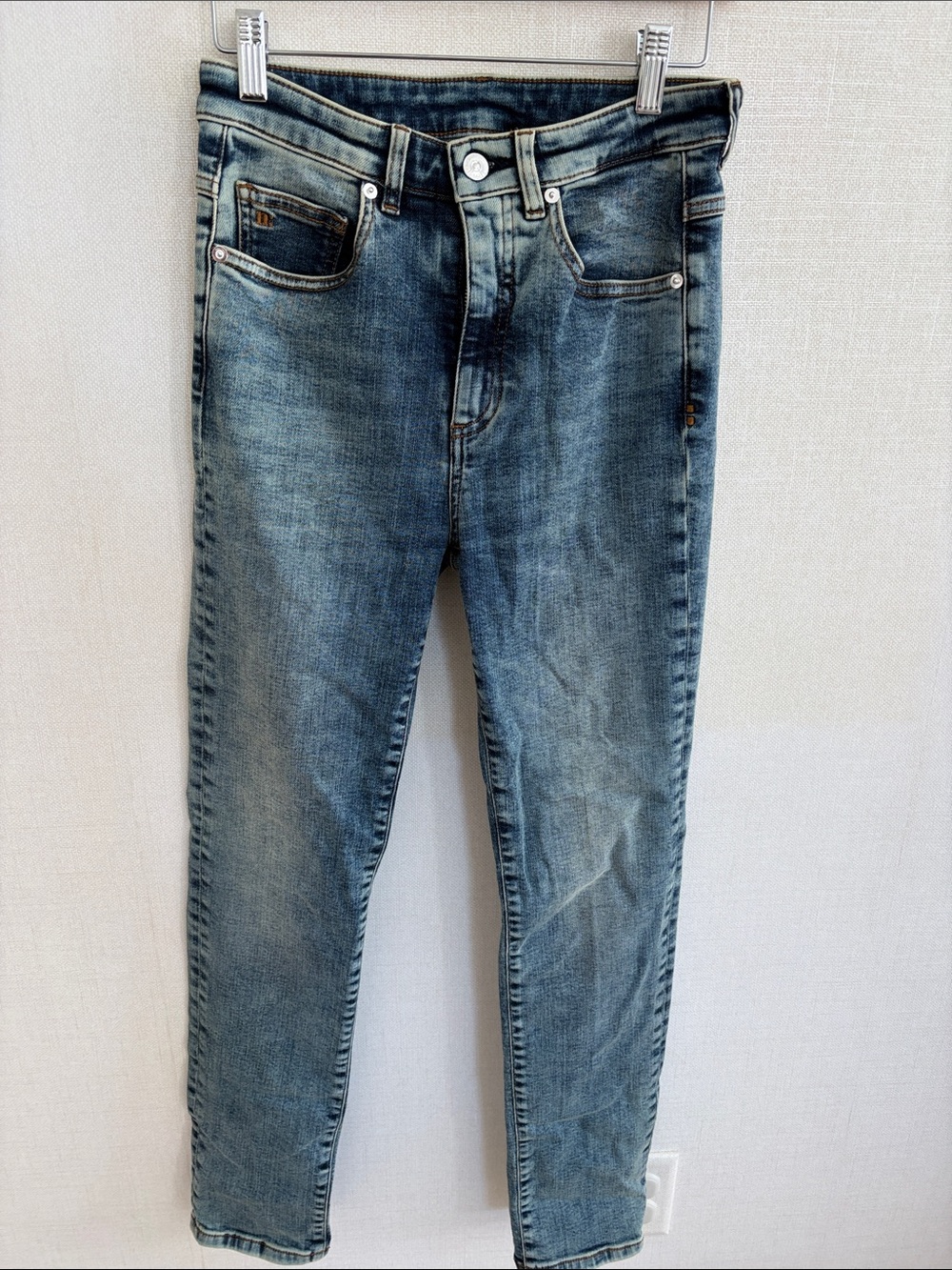Classic Women's Skinny Jeans in Light Blue Wash